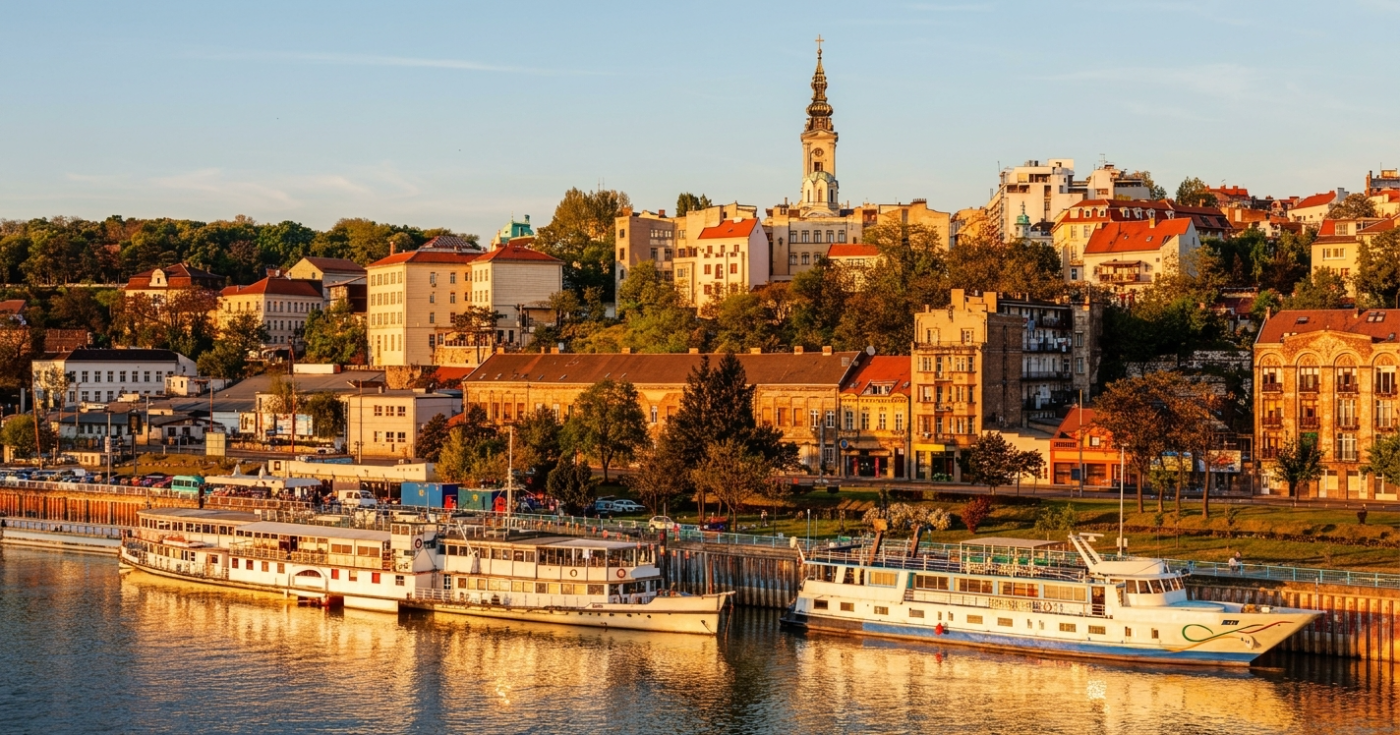 Save-Uferpromenade und die Belgrader Altstadt im goldenen Licht