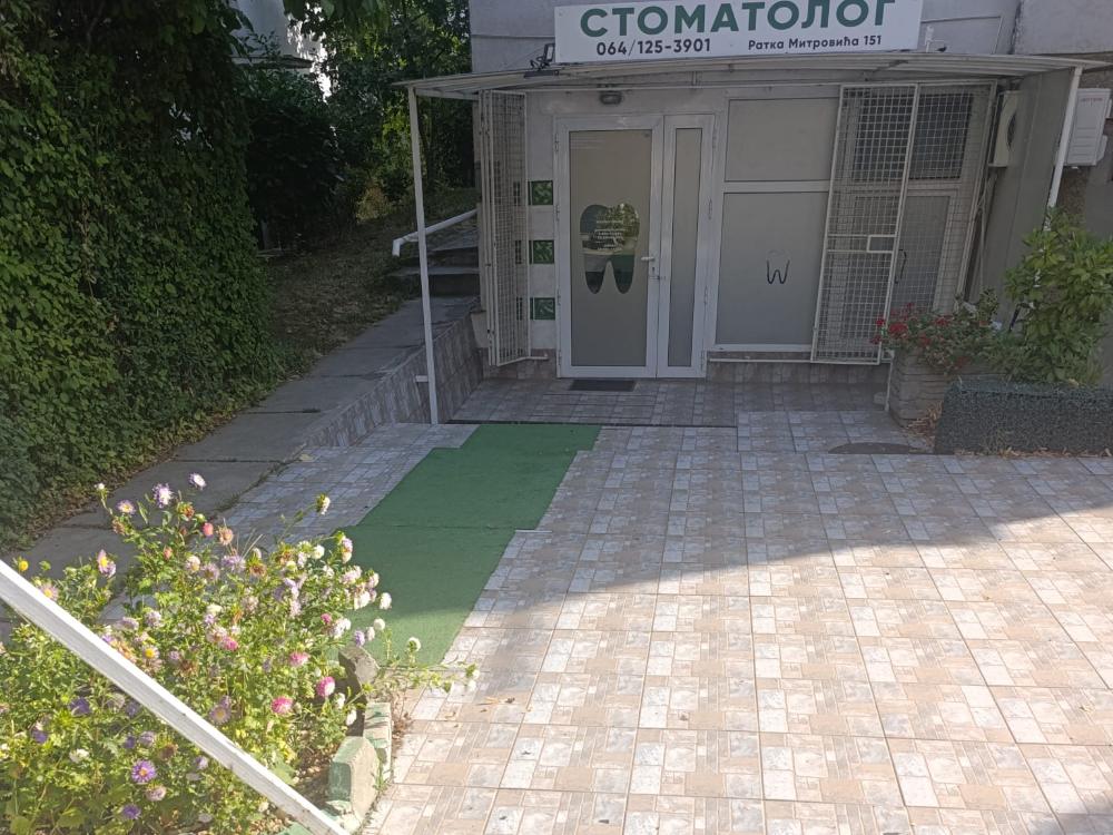 Eingang der Zahnarztpraxis SanjaDent mit Parkplatz davor, Ratka Mitrovića 151, Belgrad